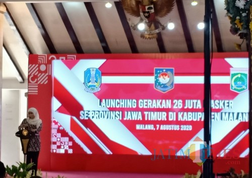 Khofifah Indar Parawansa, Gubernur Jatim saat sambutan di acara gerakan 26 Juta masker (Foto: Aldi N. F. A./MalangTIMES)