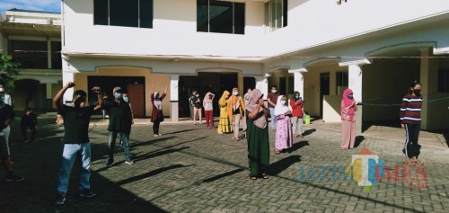 Pasien yang dinyatakan sembuh di shelter Hotel Mutiara Baru beberapa saat lalu.