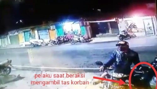 Pelaku saat beraksi mengambil tas ransel milik korban (Ist)