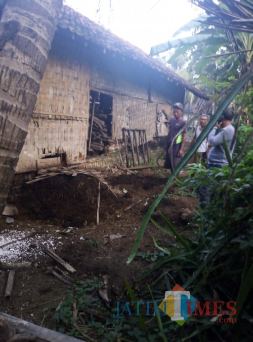 Kandang sapi milik korban yang di bobol pelaku tadi malam (istimewa / Jatim TIMES)