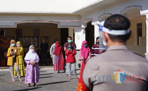 Pasien terkonfirmasi aktif Covid-19 aaat berada di Shelter Hotel Mutiara Baru.