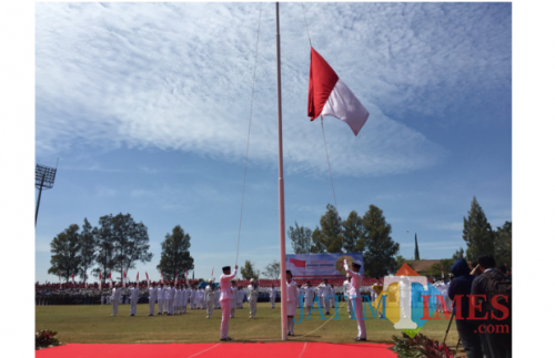 Pengibaran bendera oleh tim paskibra di Stadion Brantas Kota Batu sebelum Pandemi. (Foto: Irsya Richa/MalangTIMES)