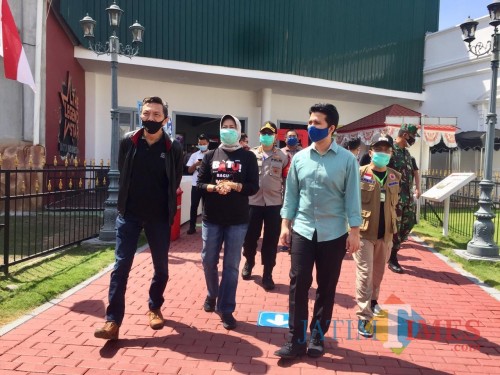 Wali Kota Batu Dewanti Rumpoko (dua dari kiri) saat bersama Wakil Gubernur Jatim Emil Dardak beberapa saat lalu. (Foto: Irsya Richa/MalangTIMES)