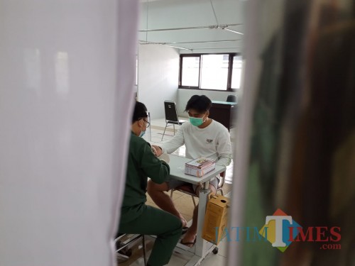 salah satu warga melakukan rapid tes gratis di RSUD dr. Iskak (Joko Pramono for Jatim TIMES)