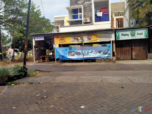 Lokasi dimana terduga teroris diamankan, tepat di depan warung (Anggara Sudiongko/MalangTIMES)