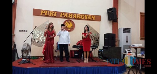 Gelaran panggung dangdutan yang dilakukan Bupati Malang HM. Sanusi dan dua biduan. (Dok. JatimTimes)