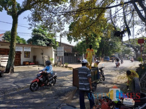 Petugas kebersihan DLH Kota Malang saat melakukan pembersihan di jalanan (Hendra Saputra)