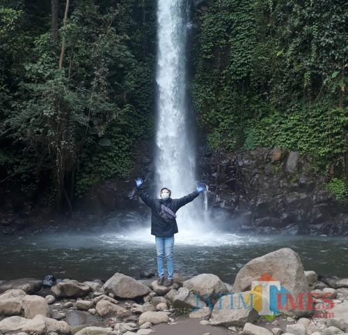 Potret salah satu pengunjung wisata Air Terjun Coban Jahe dengan kelengkapan protokol kesehatan Covid-19. (Foto: Tubagus Achmad/MalangTimes)