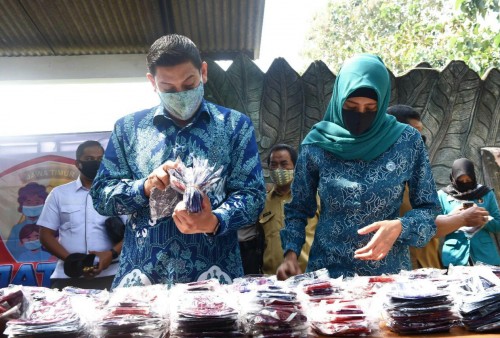 Wali Kota Kediri Abdullah Abu Bakar bersama ketua TP PKK saat pembagian masker.(ist)