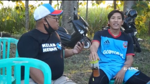 El Kepet (kiri) saat berbincang dengan Ahmad Bustomi (screenshot YouTube El Kepet Kelab Henam)