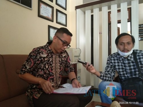 Kasi Intel Kejaksaan Negeri Tulungagung, Tri Agung Radityo (baju coklat) (Joko Pramono for Jatim TIMES)