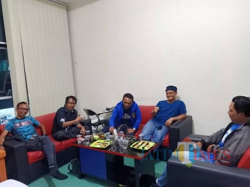 Kombes Pol Almas Widodo Kolopaking (dua dari kanan) bersama d'Kross saat berkunjung ke kantor MalangTIMES 2019 lalu (foto dok MalangTIMES)