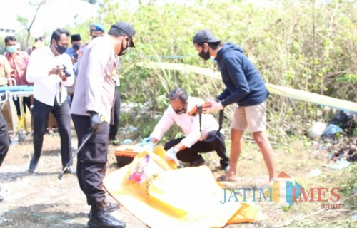 Mayat yang ditemukan sekitar pukul 05.00 WIB itu dalam kondisi tertelungkup dengan muka berlumuran darah yang ditutupi oleh kresek sampah.
