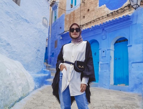 Outfit Mega Iskanti saat memakai baju warna putih. (Foto: Instagram @megaiskanti).