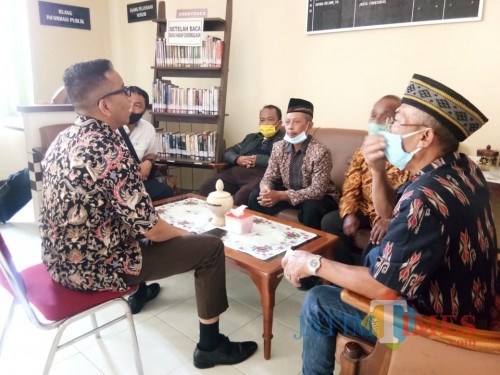 Sejumlah Kader Golkar Saat Di Kejaksaan Negeri Tulungagung / Foto : Anang Basso / Tulungagung TIMES