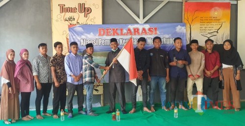Sejumlah Pemuda Kepulauan saat memberikan mandat berupa bendera merah putih kepada Bacabup Achmad Fauzi (Foto: Ist/JatimTIMES)