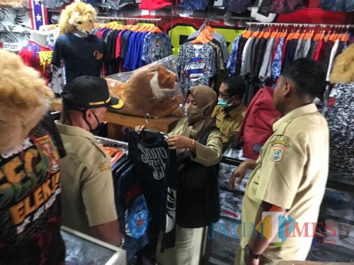 Suasana store City of Arema saat ASN mencari atribut Arema (Hendra Saputra)