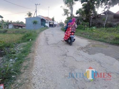 Warga setempat saat melintas (Foto by Rozi)