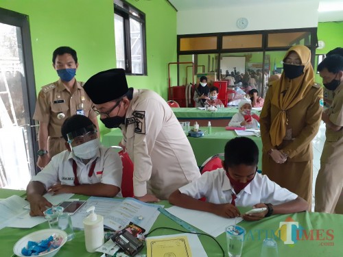 Wali Kota Malang Sutiaji (berkopiah) saat meninjau aktivitas siswa sekolah saat belajar daring di Kelurahan Bandulan, Kecamatan Sukun Kota Malang. (Arifina Cahyanti Firdausi/MalangTIMES).