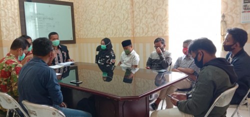 Selain menilai tidak jelasnya pengolahan sampah medis, sejumlah pemuda Bangkalan itu juga meminta transparansi anggaran pengolahan sampah medis di Bangkalan.