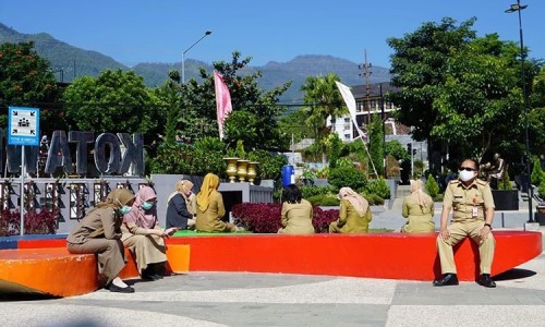 ASN Kota Batu saat berjemur di taman Balai Kota Among Tani. (Foto: istimewa)