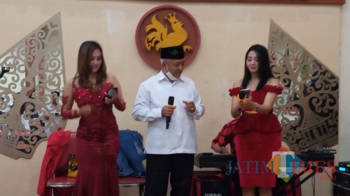 Bacabup HM. Sanusi saat bernyanyi dangdut bersa dua biduan perempuan di mini panggung usai launching tim kampanye SanDi, Rabu (5/8/2020). (Foto: Dok. JatimTimes)