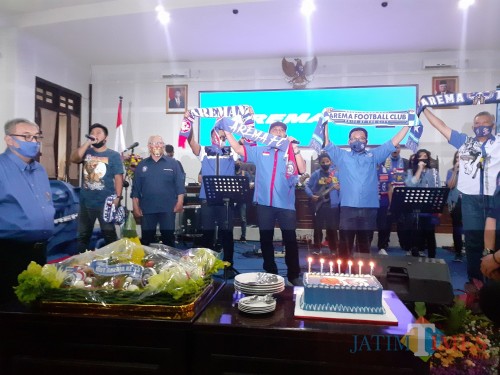 Ketua DPRD Kota Malang I Made Riandiana Kartika (bertopi merah) didampingi Wali Kota Malang Sutiaji (kanan) dan Wakil Wali Kota Malang Sofyan Edi Jarwoko (kiri) saat konser menyambut HUT Ke-33 Arema. (Arifina Cahyanti Firdausi/MalangTIMES).