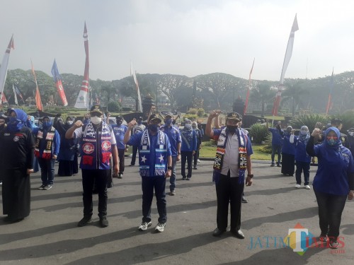 Wali Kota Malang Sutiaji (tiga dari kanan) bersama jajarnan ASN Pemkot Malang kompak beratribut Arema di Hut Arema ke-33. (Arifina Cahyanti Firdausi/MalangTIMES).