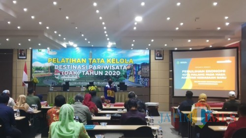Kepala Disporapar Kota Malang, Ida Ayu Made Wahyuni (depan) saat memberikan materi dalam agenda pelatihan Tata Kelola Destinasi Pariwisata (Pipit Anggraeni/MalangTIMES).