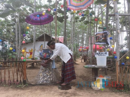 Pengelola wisata gunung wurung, Kibat saat mempraktikkan protokol kesehatan sebelum masuk ke objek wisata (Foto : Ashaq Lupito / MalangTIMES)