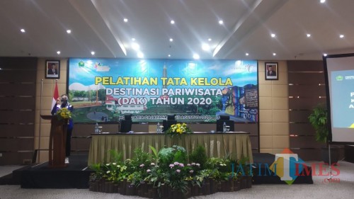 Kepala Disporapar Kota Malang, Ida Ayu Made Wahyuni saat hadir dalam agenda agenda pelatihan Tata Kelola Destinasi Pariwisata (Pipit Anggraeni/MalangTIMES).