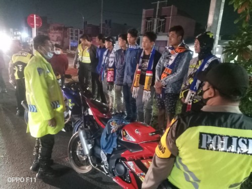 Petugas saat mengimbau Aremania untuk kembali ke asalnya dan tidak berkonvoi (Ist)