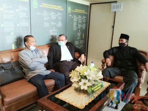 Pihak Tergugat bersama dengan kuasa hukumnya di salah satu ruang pengadilan Negeri Jember (foto : istimewa / Jatim TIMES)