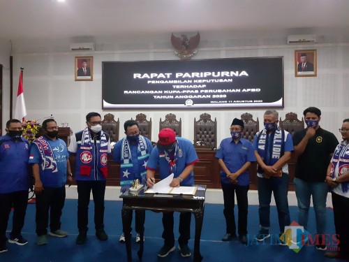 Penandatanganan kesepakatan Rancangan KUPA-PPAS Perubahan APBD Kota Malang 2020 saat Rapat Paripurna di DPRD Kota Malang, Selasa (11/8). (Arifina Cahyanti Firdausi/MalangTIMES).