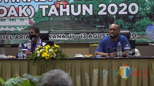 Kepala Disporapar Kota Malang Ida Ayu Made Wahyuni didampingi Plt Sekretaris Disporapar Kota Malang Eko Sya. (Ahmad Amin/MalamgTIMES).