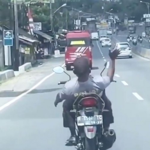 Aksi bahaya pria berkaus polisi (Foto: IG @fakta.indo)