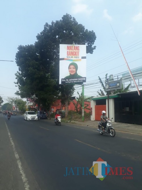 Banner Lathifah Shohib yang ditanggapi oleh Umar Usman berdekatan dengan Kantor DPC PKB Kabupaten Malang, Senin (10/8/2020). (Foto: Tubagus Achmad/MalangTimes)