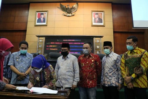 Bupati Jombang Mundjidah Wahab saat menandatangani nota penjelasan tiga raperda. (Foto : Dokumentasi Bagian Humas dan Protokol Setdakab Jombang)