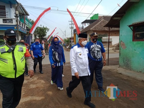 Bupati Malang HM. Sanusi saat meninjau kampung tangguh didampingi Camat Pakisaji Mumuk Hadi Martono, Selasa (11/8/2020). (Foto: Dok. JatimTimes)