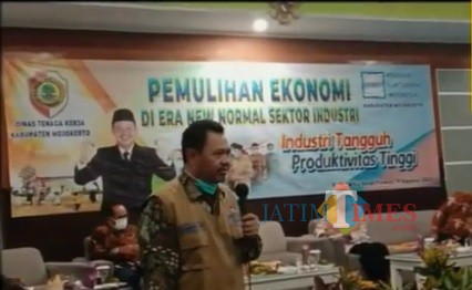 Bupati Pungkasiadi membuka workshop Pemulihan Ekonomi di Era New Normal Sektor Industri (Foto: Humas Kab. Mojokerto)