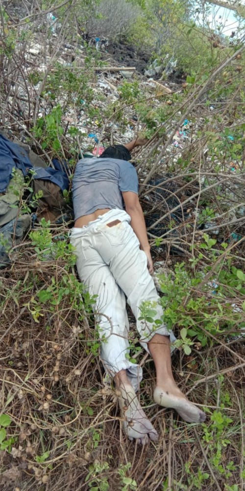 Mayat laki-laki itu dikabarkan ditemukan oleh anak kecil saat main layang-layang dalam kondisi tertelungkup di semak-semak pinggir jalan.