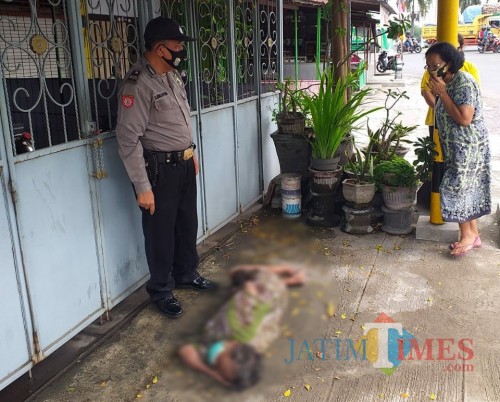 Kondisi mayat yang ditemukan di teras rumah warga / Foto : Dokpol / Tulungagung TIMES