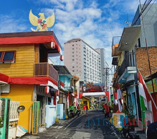 Lambang Garuda menyemarakkan HUT RI ke-75 di wilayah RT 02 RW 06 Kelurahan Jatimulyo, Kecamatan Lowokwaru, Kota Malang. (Arifina Cahyanti Firdausi/MalangTIMES).