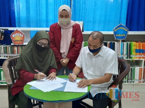 Mahasiswa UMM saat teken MoU dengan Dinas Perpustakaan dan Kearsiapan Kabupaten Pamekasan