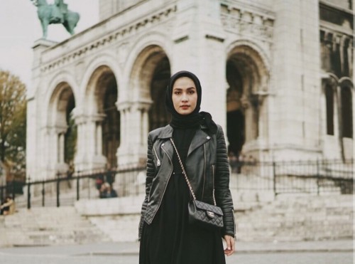 Outfit serba hitam ala hijabers Dwihandaanda. (Foto: Instagram @dwihandaanda).