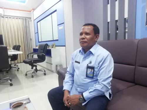 Dirut Perumda Tirta Kanjuruhan Kabupaten Malang, Syamsul Hadi saat menjelaskan produk AMDK yang mengalami peningkatan selama pandemi covid-19 (Foto : Dokumen MalangTIMES)