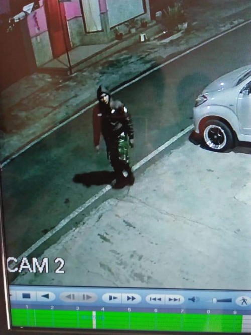 Pelaku pencurian di Jalan Wijaya Kusuma nomor 3 yang nampak mengenakan atribut loreng mirip tentara (Ist)