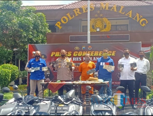 Polisi Tangkap Sindikat Pemalsuan Surat Kendaraan Bermotor di Malang (Foto: Aldi/MalangTIMES)