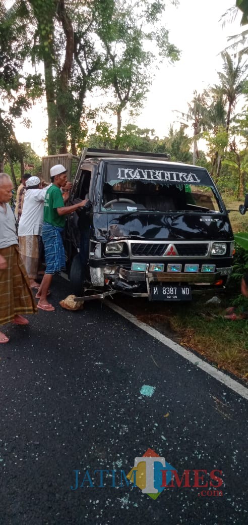 Polisi dibantu warga setempat saat mengevakuasi kendaraan yang terlibat laka lantas di jalan nasional Desa Karduluk (Foto: Syaiful Ramadhani/JatimTIMES)