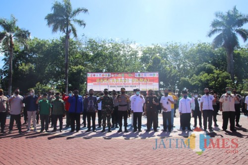 Polres Sumenep, KPU, forkopimda, dan ketua parpol saat deklarasi damai. (Foto: Syaiful Ramadhani/JatimTIMES)